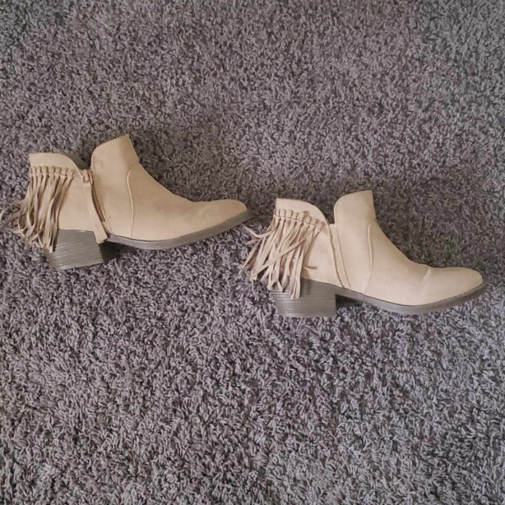 🔥 American Eagle 🙌6 1/2 bootie w/fringe🦄 - Picture 1 of 5